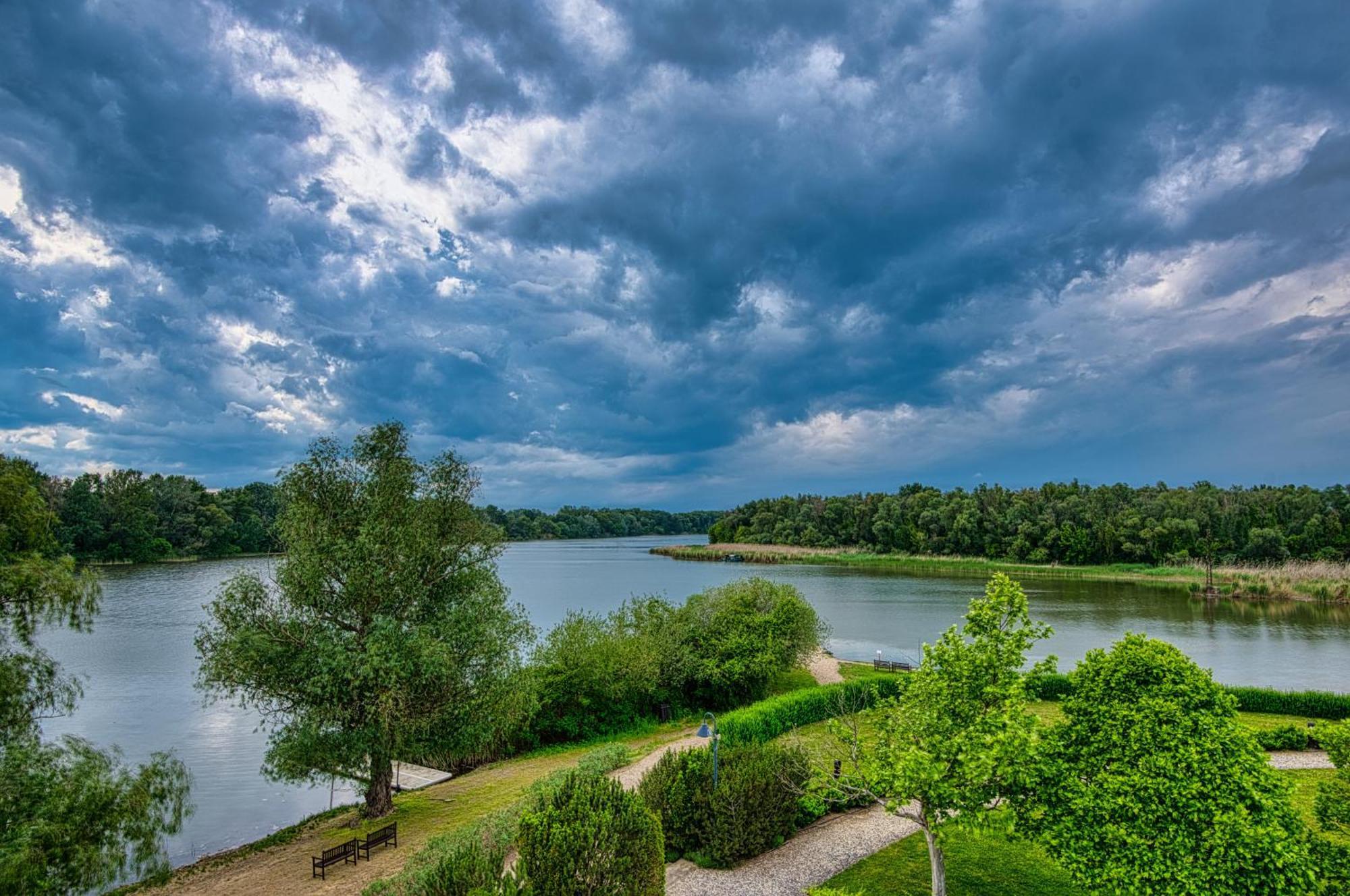 Tisza Balneum Hotel ทิสซาฟือแรด ภายนอก รูปภาพ